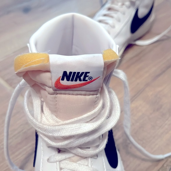White and black mid-top Nike blazer 77 shoes. - Picture 3 of 7